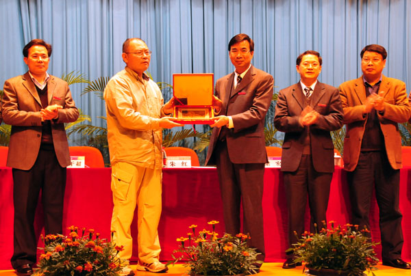 赠送我校纪念品