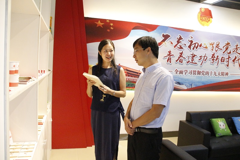 参观“青马工程”培训基地.JPG