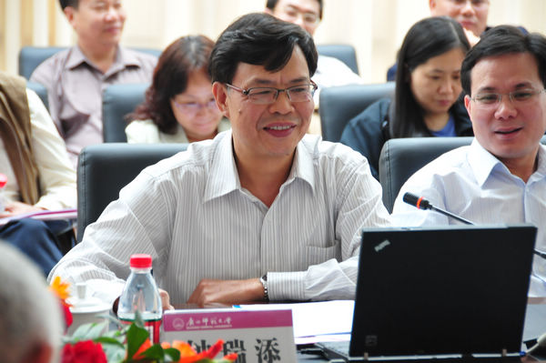 钟瑞添副校长向调研组汇报我校普通话培训测试管理情况