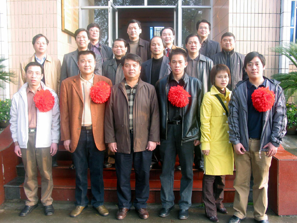 学校领导，校相关部门、学院负责人与支教队员合影留念。