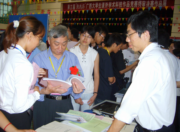 我校选手向评委介绍作品。