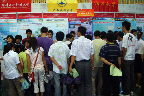 我校展位吸引了众多目光。