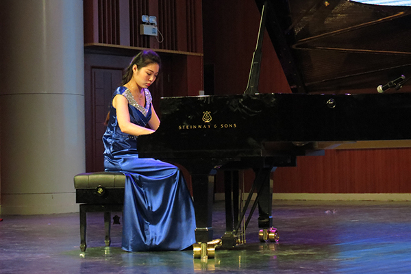 钢琴独奏《热情》（大学生通讯社 陈佳琳/摄）