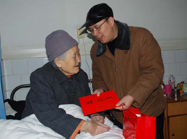 蔡副校长到医院慰问红军周待旦的遗属冯桂兰老人