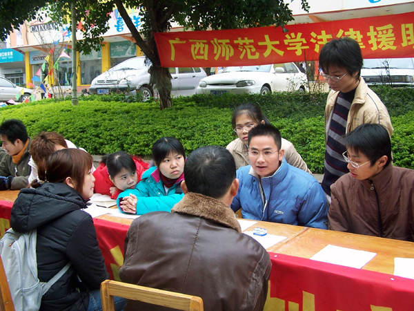 我校法律系师生为前来咨询的市民解疑答惑。