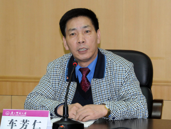 广西老教授协会会长、原自治区教育厅副厅长车芳仁在会上讲话。