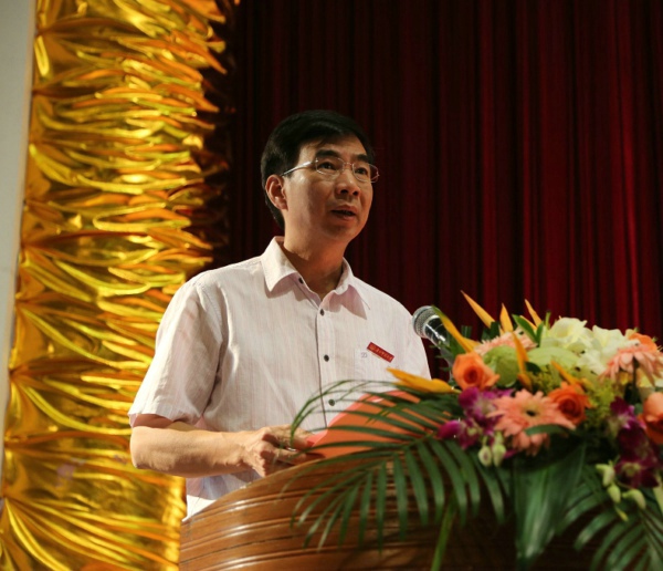 校长梁宏对2013级在职研究生班新同学提出希望