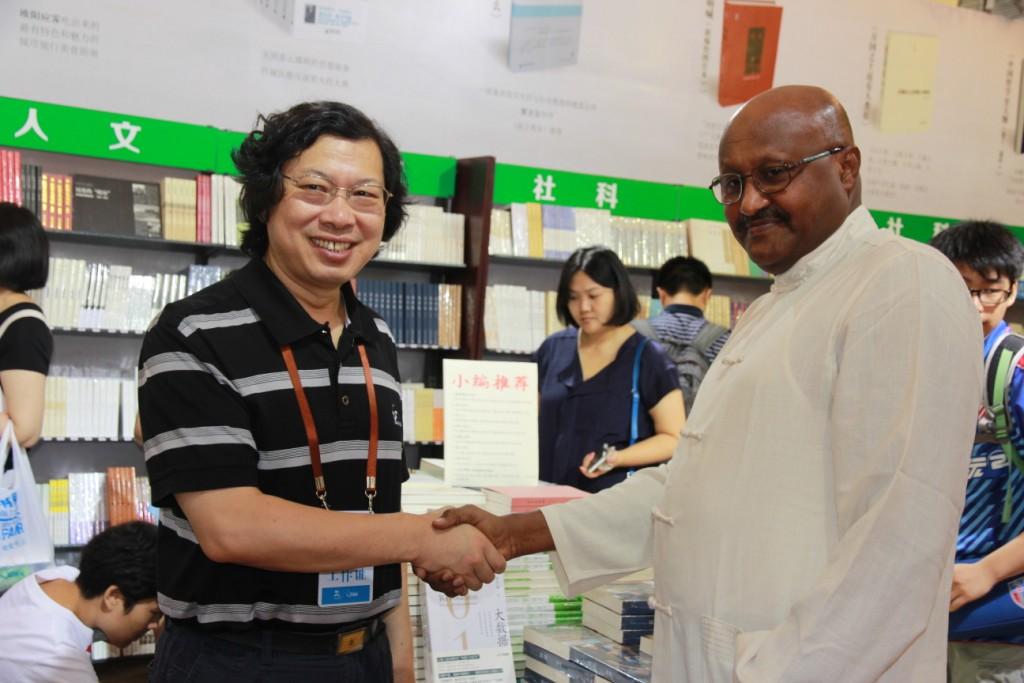 国际友人老穆来到上海书展，在广西师大出版社展位选购了一批图书，他表示很喜欢广西师大出版社的图书
