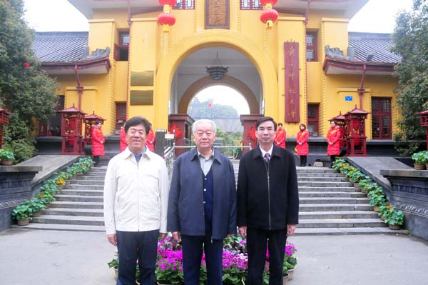 原全国人大常委会副委员长盛华仁(中)与梁宏校长合影