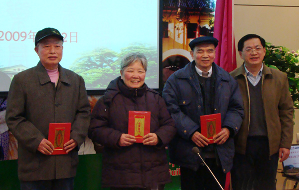 学校党委副书记、关工委主任唐仁郭(右一)与即将离岗的校关工委委员合影。