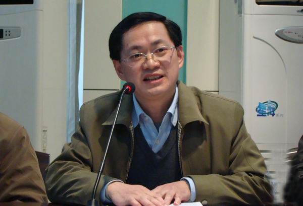 学校党委副书记、关工委主任唐仁郭在大会上发言。