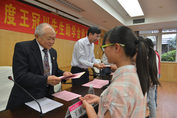 王冠川先生与校领导一起为获助学金的同学颁发助学                    </div></div></article>
                    </div>
                    <div id=