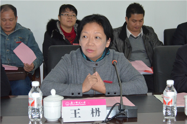 校党委书记王枬简要介绍我校情况