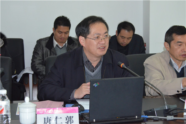 校党委副书记唐仁郭汇报我校2013年创建安全文明校园情况