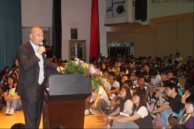 袁岳博士在做演讲。