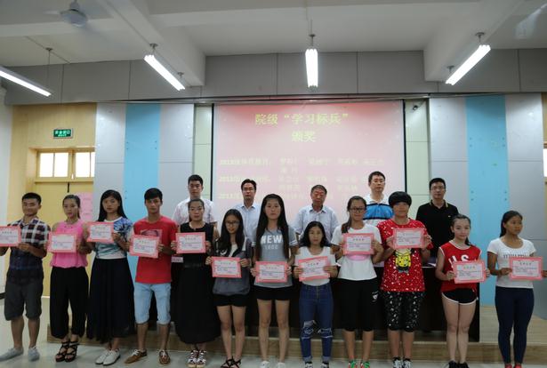 体育学院领导老师为获奖先进集体和个人颁奖