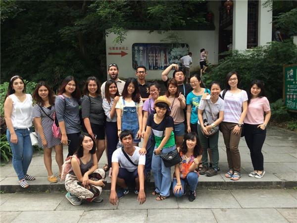 国教院留学生登山前的合影