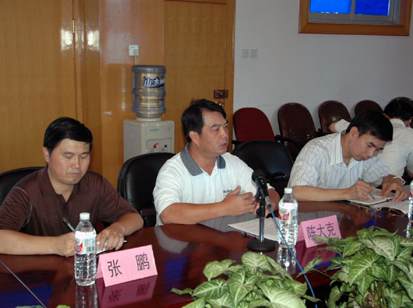 我校党委书记陈大克向指导组汇报情况。