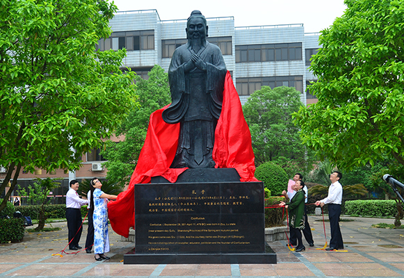 孔子铜像揭幕（大学生通讯社 谢小龙 邹添龙 陈园园/摄）