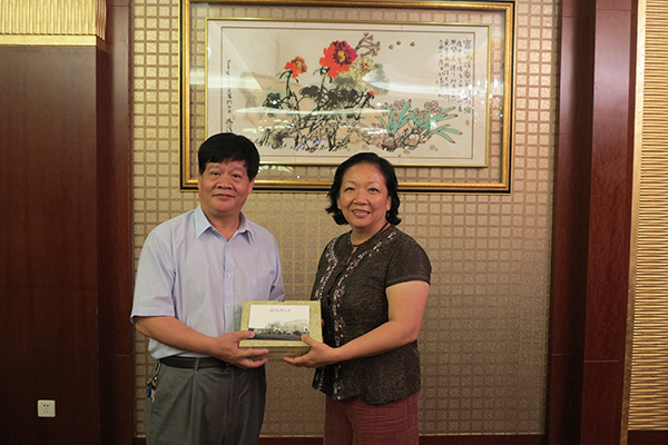 王枬书记向黄理彪会长赠送纪念品