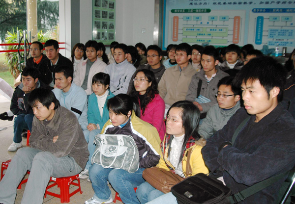 物理科学与技术学院学生们在学院实验楼大厅认真收看大会开幕的现场                    </div></div> </div>
          
        </div>
      </div>
      <div class=