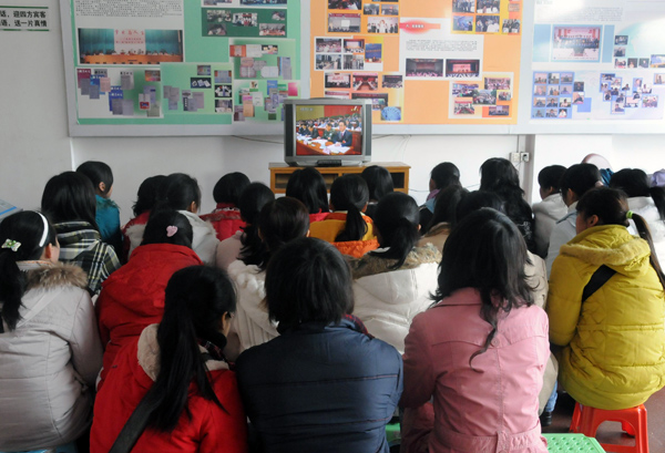 教育科学学院组织学生在田家炳教育书院一楼大厅收看大会开幕盛况。