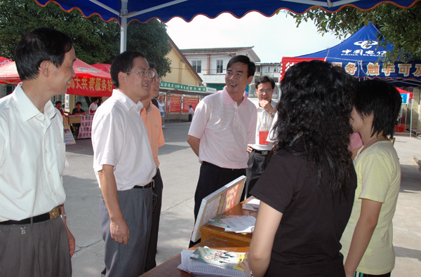 梁宏校长嘱咐新生接待点的同学们要把师弟师妹接待好。