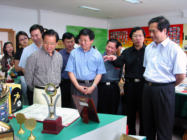 中宣部副部长李东生（右一）、自治区党委副书记潘琦（左一）一行正在参观我校出版社图书陈列室。