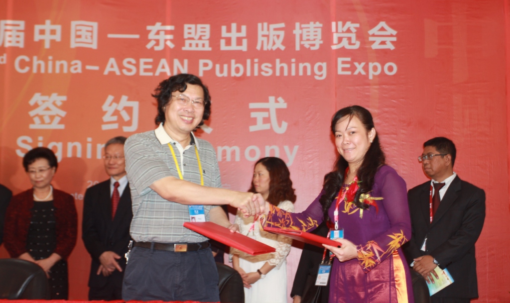 广西师大出版社社长何林夏（左）与越南籍作者吴慧君（右）签约出版《胡志明新传》