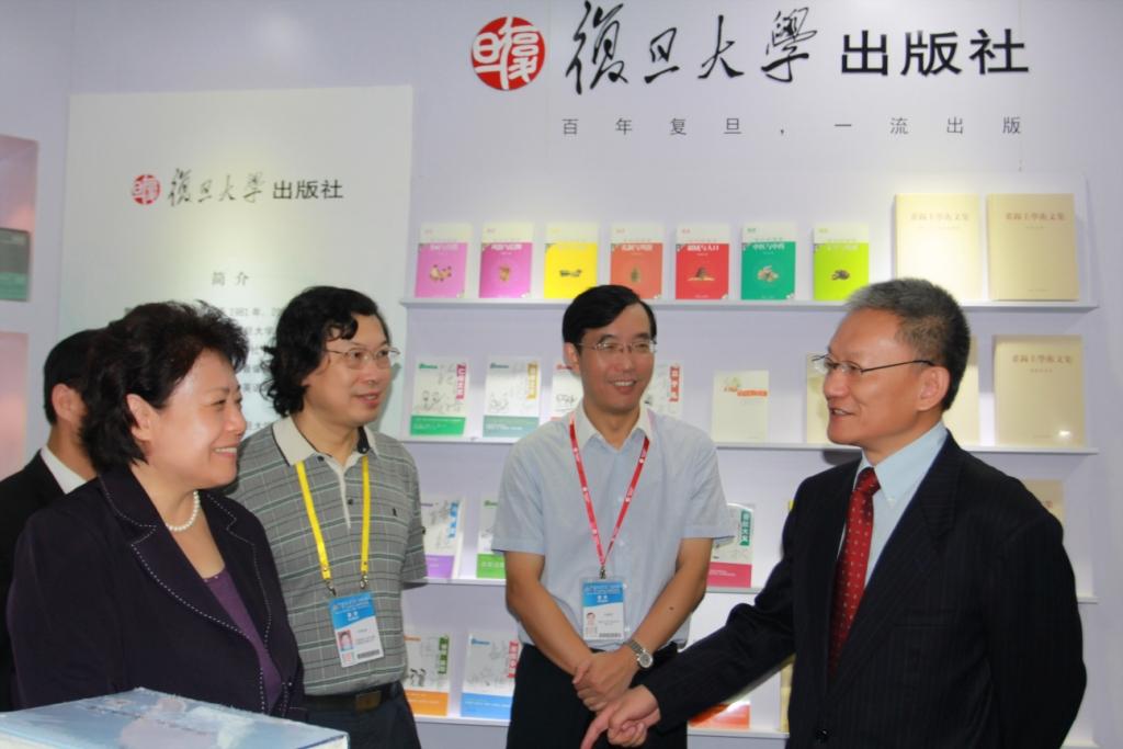 国家新闻出版广电总局副局长邬书林（右一）、广西壮族自治区副主席李康（左一）在中国—东盟出版博览会中国高校出版社展区考察