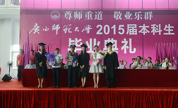 毕业生代表为我校教师代表、后勤员工代表以及校保卫队代表献花