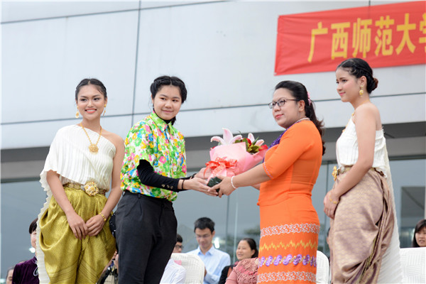 学生代表向缅甸驻南宁总领馆参赞凯素林女士赠送鲜花.jpg