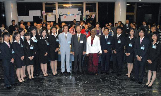 叶峰教授画展熊本站开幕合影。