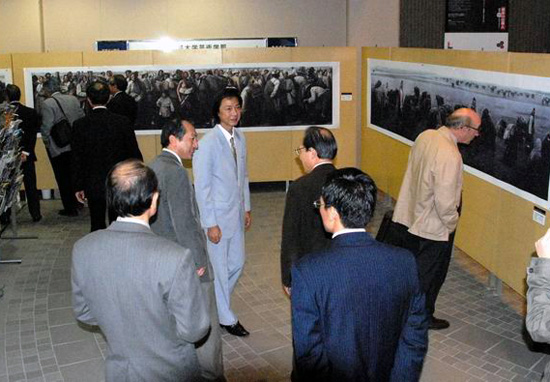 嘉宾们参观画展。