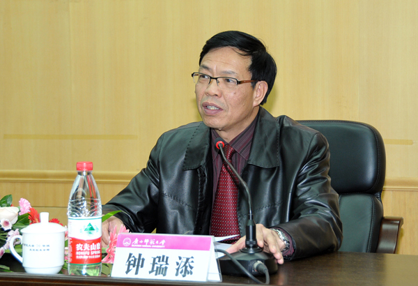 钟瑞添副校长主持报告会