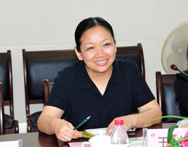 座谈会上，王枬书记与对方交流工作经验