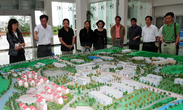 考察团听取该校新校区规划介绍