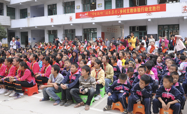 乐江小学校园和参加活动的当地小学生