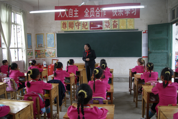 王枬书记为女童班学员讲故事