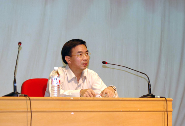 校长梁宏正在给全校副科级以上干部做学习科学发展观的报告。