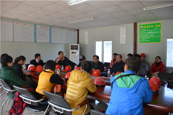 购房户代表就房屋设计等问题向开发商负责人提出质询和建议（杨凯摄）