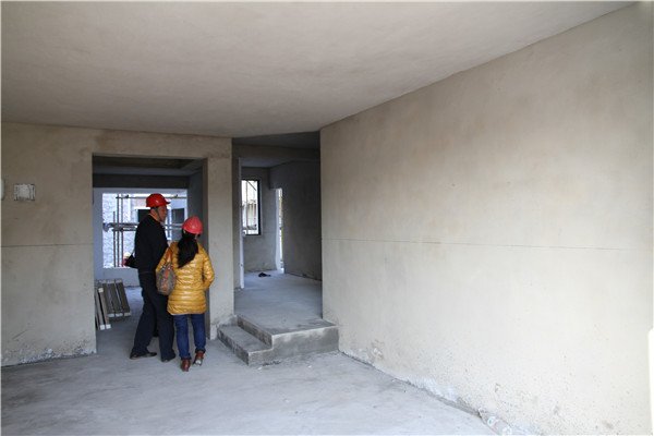购房户代表现场参观房屋结构（张文超摄）