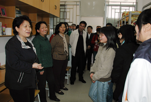 李康副主席（左一）在学生宿舍与学生们亲切交谈。