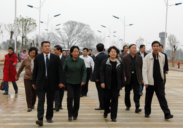 自治区副主席李康（前排右二）视察我校。