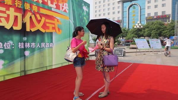 青马学员耐心解读宣讲内容