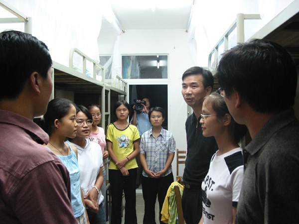 9月8日晚，我校党政班子领导在学校各部门、各院系领导的陪同下兵分六路，亲切看望、慰问了全校15个院系的20