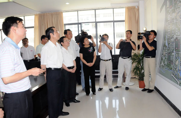 马飚主席（左二）在听取我校领导关于雁山校区建设规划的介绍。