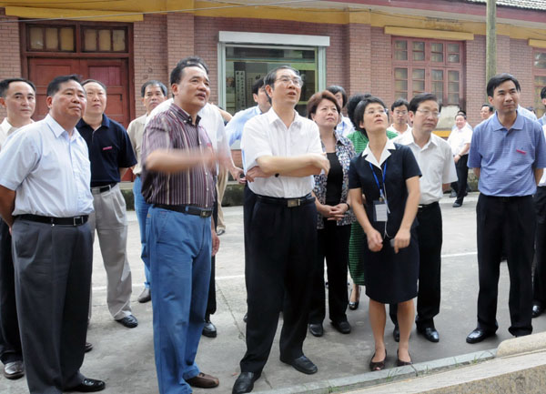 马飚主席（中）在听取我校唐凌教授对乾隆碑的介绍。