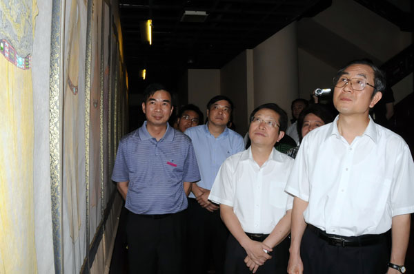 马飚主席（右一）在王城校区参观考察。