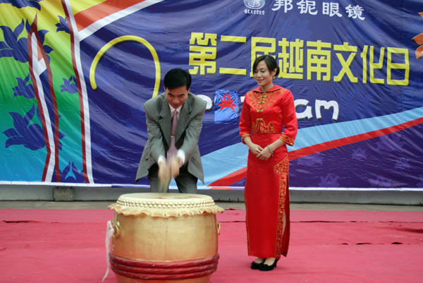 梁宏校长击响了中越两国人民的友谊之鼓，宣告了活动开始。（蓝诚诚 陈五湖/摄）